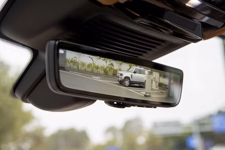 Thiếtb kế ghế êm ái với đường nét đặc trưng riêng của Range Rover SV được trang bị tính năng điều chỉnh 24 hướng với chức năng mát-xa, trong khi một Bàn Làm Việc Cao Cấp chỉnh điện trang nhã có thể điều khiển bằng điện được nâng lên một cách ấn tượng từ bảng điều khiển trung tâm có chiều dài cố định trên các giá đỡ được thiết kế đẹp mắt để mang lại không gian làm việc thuận tiện khi cần thiết.