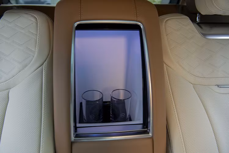 Tại Việt Nam, Range Rover SV đều là LWB, trục cơ sở dài nhưng sẽ chia thành 2 bản chủ yếu khác nhau ở hệ truyền động, đầu tiên là xe mang mã P400, sử dụng động cơ xăng tăng áp MHEV Ingenium, dung tích 3,0 lít, công suất cực đại 400 ps, mô-men xoắn cực đại 550 Nm, dẫn động bốn bánh AWD, giá bán cho bản tiêu chuẩn là 16,869 tỷ đồng.