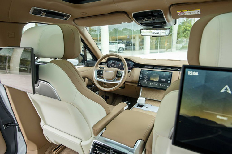 Tùy chọn SV Signature Suite sang trọng trên các mẫu thân xe có trục cơ sở dài biểu trưng cho sự xa hoa và nghệ thuật thủ công cao cấp từ Trung tâm thiết kế phiên bản đặc biệt, mang đến sự thoải mái tối ưu cho hai hành khách hàng ghế sau.