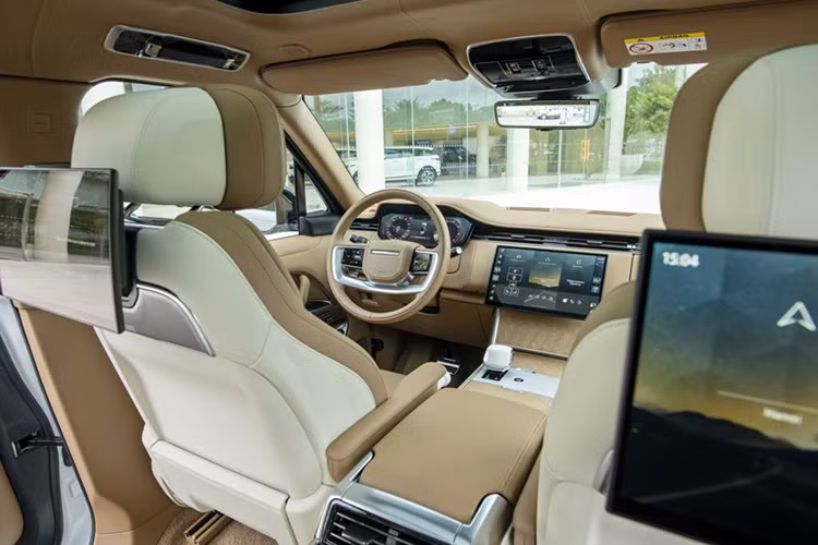 Tùy chọn SV Signature Suite sang trọng trên các mẫu thân xe có trục cơ sở dài biểu trưng cho sự xa hoa và nghệ thuật thủ công cao cấp từ Trung tâm thiết kế phiên bản đặc biệt, mang đến sự thoải mái tối ưu cho hai hành khách hàng ghế sau.