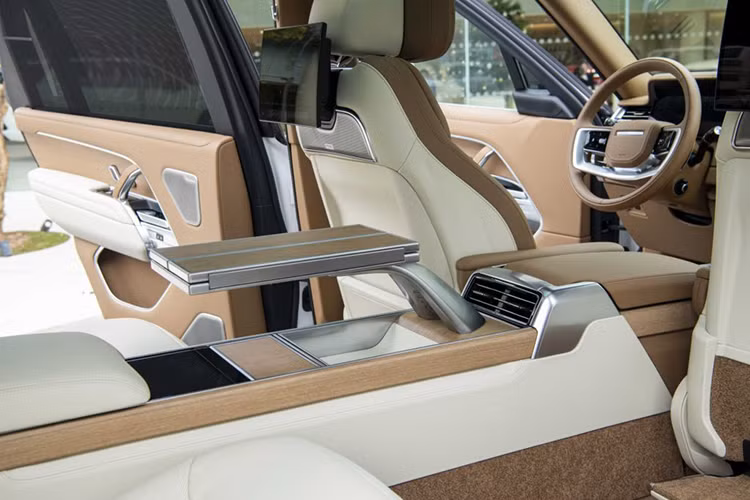 Ghế ngồi những đường nét đặc trưng của Range Rover SV có tính năng điều chỉnh 24 hướng với chức năng mát-xa trong khi Bàn Làm Việc Cao Cấp trang nhã có thể điều khiển bằng điện được nâng lên một cách ấn tượng từ bảng điều khiển trung tâm có chiều dài cố định trên các giá đỡ được thiết kế đẹp mắt để mang lại không gian làm việc thuận tiện khi được yêu cầu.