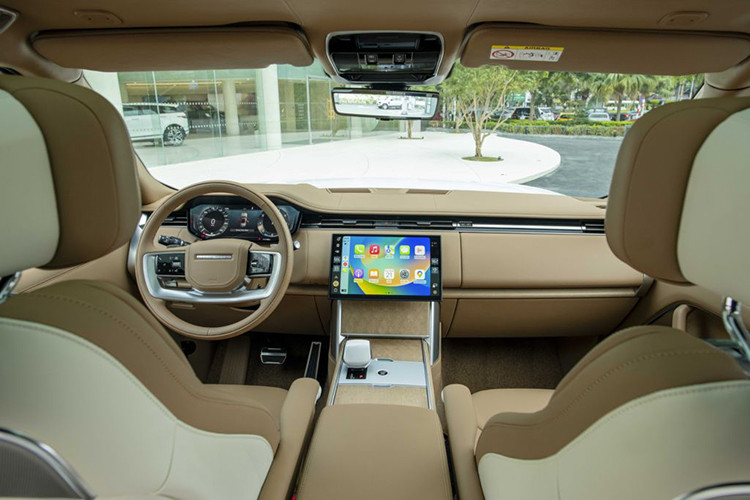 Cả thiết kế thân xe tiêu chuẩn và thiết kế trục cơ sở dài - bao gồm cấu hình trục cơ sở dài cho năm ghế lần đầu tiên - đều có thể lựa chọn các gói thiết kế SV Serenity và SV Intrepid ở cả thiết kế ngoại thất và nội thất, với hai tông màu tương phản từ mặt trước đến mặt sau cho Range Rover SV.