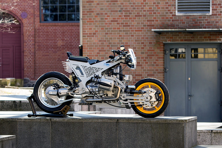 Ban đầu, Jack đã thiết kế lại hệ thống treo trước của mô hình Harrier. Việc thiết kế sau đó bị xếp xó trong một thời gian, trước khi được “sống lại” sau bốn năm, và mẫu xe môtô độ mang tên Watkins M001 cuối cùng đã hoàn thành.