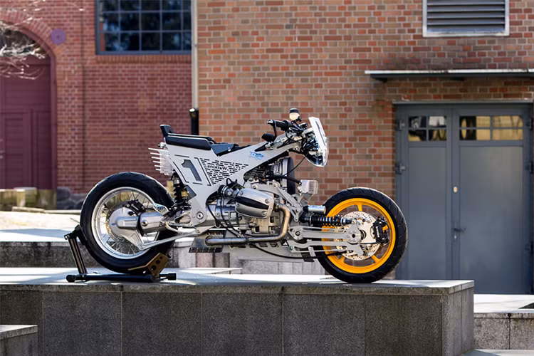 Ban đầu, Jack đã thiết kế lại hệ thống treo trước của mô hình Harrier. Việc thiết kế sau đó bị xếp xó trong một thời gian, trước khi được “sống lại” sau bốn năm, và mẫu xe môtô độ mang tên Watkins M001 cuối cùng đã hoàn thành.