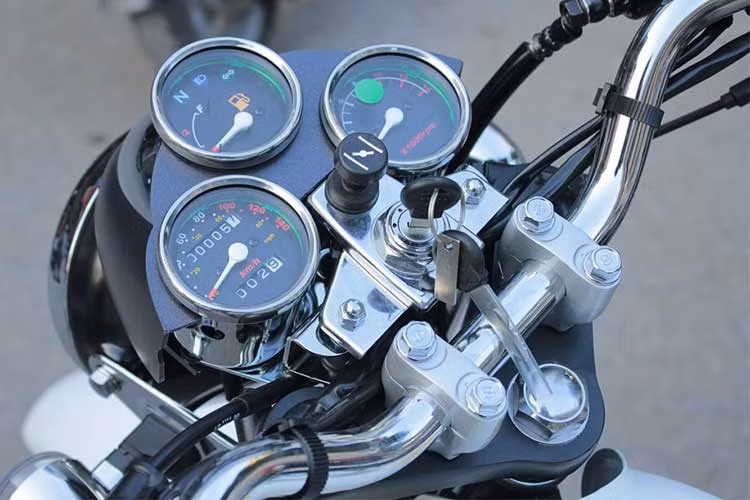 Xe sử dụng cụm chìa khoá điện, đồng hồ cơ truyền thống thiết kế thành 3 cụm: báo tốc độ (km/h), vòng tua máy (rpm), báo xăng... hiển thị đầy đủ các thông số và mang dáng dấp hoài cổ tương tự các mẫu xe môtô mang thương hiệu lớn của Châu Âu từng xuất hiện tại Việt Nam.