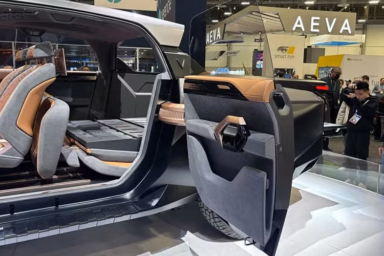 Vì là xe điện nên chiếc bán tải này không có lưới tản nhiệt, đèn pha cũng được đặt ở vị trí thấp hơn bình thường. Đuôi xe bo rộng, đèn hậu full led. Mâm xe khá lớn và bề thế cùng nhiều chi tiết "đóng dấu" logo chữ V của thương hiệu xe điện Việt Nam.