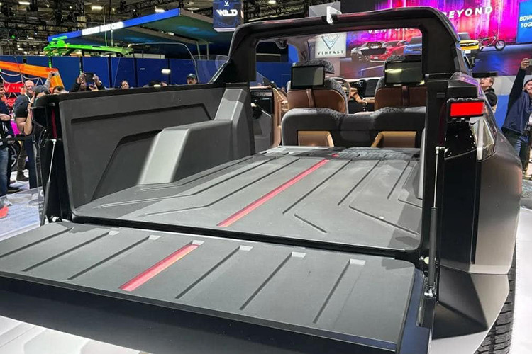 VinFast VF Wild trưng bày tại CES 2024 thuộc phiên bản concept (ý tưởng), sẽ thể hiện các ý tưởng mà nhà sản xuất muốn đặt lên mẫu xe này, tuy nhiên nếu được sản xuất thương mại thì nó sẽ còn nhiều thay đổi. 