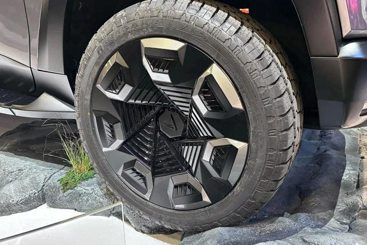 Phần đầu xe VinFast VF Wild hoàn toàn mới nhìn khá vuông vức và khỏe khoắn với dải đèn định vị ban ngày hình cánh chim quen thuộc nhưng được cách điệu một chút so với những mẫu xe trước đây.