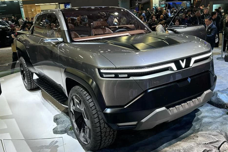 Ngoài chiếc hiếc bán tải điện VinFast VF Wild hoàn toàn mới, người dùng còn mong chờ sự ra mắt của mẫu xe mini điện VF3 bản thương mại. VinFast cho biết sẽ bán VF3 trên toàn cầu, thay vì chỉ dành riêng cho thị trường Việt như kế hoạch ban đầu. 