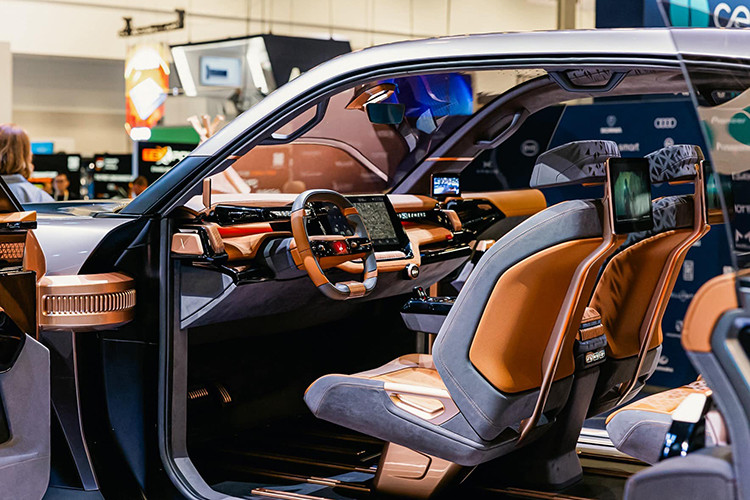 Mẫu xe bán tải điện VinFast Wild concept này sẽ có 3 màn hình bên trong khoang lái, bao gồm một màn hình trung tâm, một màn hình phía sau vô lăng và một màn hình dành cho hành khách phía trước. 