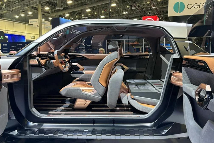 Điểm nhấn đáng chú ý là VinFast Wild có cửa xe mở dạng ngược kiểu Rolls-Royce và xe không có cột B, thiết kế này hiện chưa xuất hiện trên bất kỳ mẫu xe bán tải nào trên thị trường. Ngoài ra, phần kính lái kéo dài gần hết nóc xe cũng là chi tiết thú vị trên mẫu xe bán tải điện của VinFast.