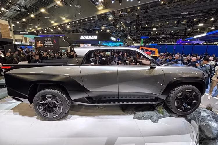 Đúng như nhiều dự đoán trước đó kể từ khi xuất hiện những hình ảnh thiết kế được tung ra, mẫu xe bán tải điện VinFast VF Wild 2025 bản concept đã khiến nhiều người phải trầm trồ (trong đó, từ Wild trong tiếng Anh có thể hiểu là hoang dã / hoang dại).