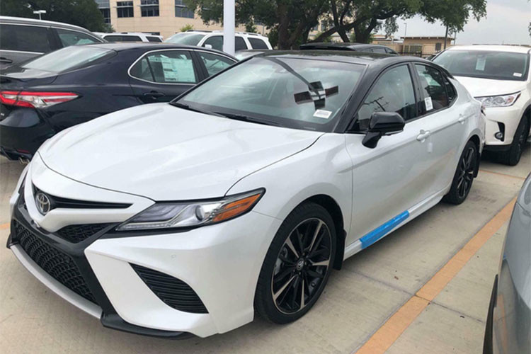 Những hình ảnh này được đăng tải trên trang cá nhân của một nhân viên kinh doanh xe nhập khẩu cho biết đây là mẫu xe Toyota Camry XSE 2018 mới được sản xuất dành cho thị trường Bắc Mỹ. Xe sử dụng nền tảng khung gầm toàn cầu mới TNGA (Toyota New Global Architecture).