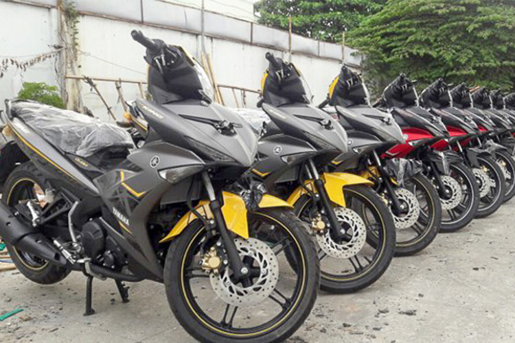 Yamaha MX KING 150 (hay Yamaha Exciter 150 tại Việt Nam) nhập khẩu về Sài Gòn với 5 phiên bản màu: Vàng Xám, Đỏ Đen, Đen và 2 phiên bản màu đặc biệt mâm vàng gồm: MoviStar Đỏ Đen, MoviStar Đồng Đen. MX King 150 là tên gọi của Exciter 150 tại thị trường Indonesia, tại Malaysia xe được mang tên Yamaha Y15ZR.