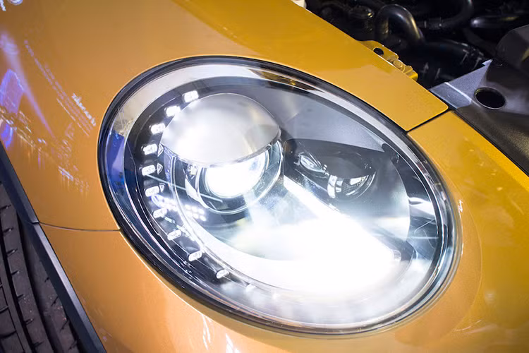 Những thay đổi ở ngoại thất của xe dễ nhận ra nhất bao gồm bodykit thể thao cùng các tấm ốp nhựa xung quanh thân xe, lưới tản nhiệt hạ thấp sát gầm. Ngoài ra, phiên bản này còn có ốp gương màu bạc kim loại với thiết kế góc cạnh và một cánh đuôi đày cá tính gắn bên dưới kính phía sau.