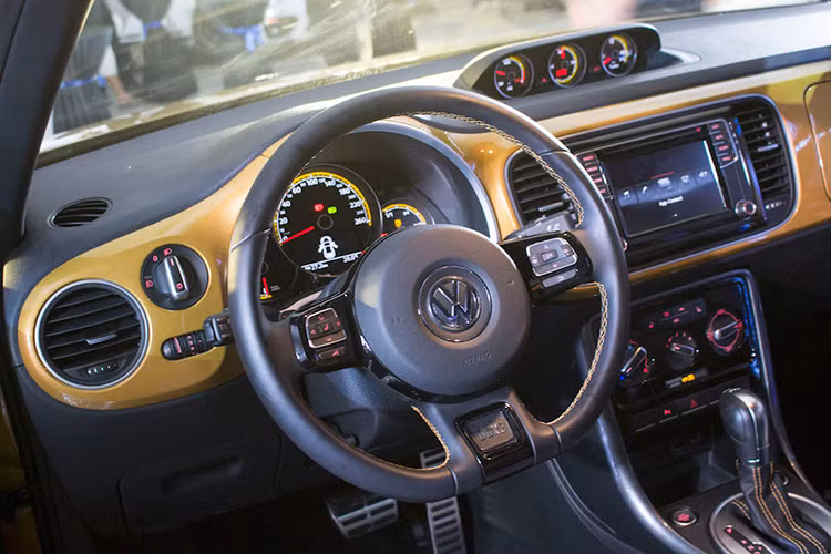 Bên trong nội thất của "con bọ" Beetle Dune 2017 cũng được Volkswagen hoàn thiện độc đáo hơn với các tấm ốp nhựa sơn màu trùng với ngoại thất, ghế bọc da 2 tông màu và chần chỉ tương phản. Xe được tích hợp sẵn hệ thống thông tin giải trí với màn hình 6,3 inch với đầy đủ các tính năng như kết nối smartphone, Bluetooth, camera lùi...