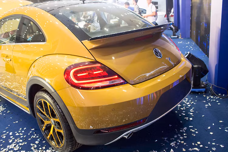 Xe được trang bị bộ mâm hợp kim Canyon 18 inch, 5 cánh kép 2 tông màu độc đáo. Phía dưới cửa xe được trang trí với tấm nhụa ốp đen nhám lớn với tem “Dune”. Đuôi xe có thiết kế đầy thể thao với cánh lướt gió có tích hợp đèn phanh thứ 3, cụm đèn hậu Full-Led là tiêu chuẩn trên Dune thế hệ mới. Gương chiếu hậu chỉnh điện tích hợp xi-nhan báo rẽ.