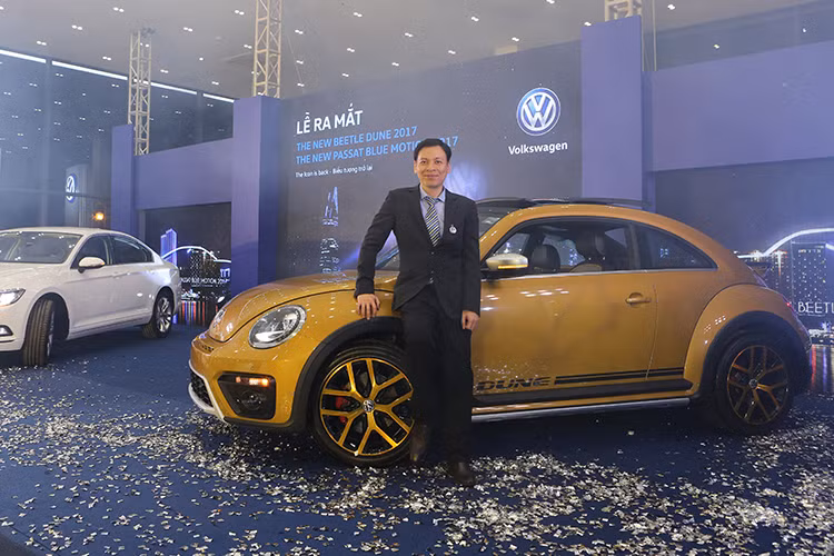 Mẫu xe New Beetle vừa ra mắt người tiêu dùng Việt Nam được biết đến là thế hệ nối tiếp dòng xe "Con bọ" huyền thoại. Beetle của Volkswagen cho đến nay vẫn là một biểu tượng bất diệt của hãng xe Đức. Và phiên bản Beetle Dune được lấy cảm hứng từ mẫu xe “cổ” Baja Bugs của thập niên 1960 với nhiều chi tiết thiết kế kiểu cách ở trong và ngoài xe.