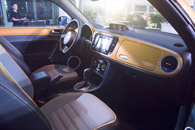 So với đối thủ cùng phân khúc là mẫu xe MINI 3 cửa, dù có vòm mui cong tròn nhưng Beetle Dune, cũng như mọi phiên bản Beetle thế hệ mới khác đều có thể tích khoang hành lý lớn hơn 50l, đạt 310l. Nhờ có hàng ghế sau gập 50/50, khoang hành lý của xe thậm chí còn có thể "nới rộng" thành 905 lít.