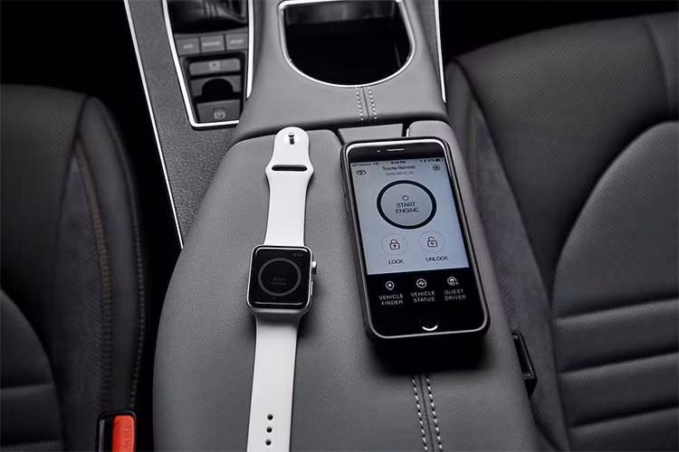Avalon 2019 thế hệ mới cũng được tích hợp Apple CarPlay, kết hợp với hệ thống Infotainment Entune 3.0 trong màn hình cảm ứng trung tâm kích thước 9,0 inch. Xe sở hữu kết nối Wi-Fi và có thể kết nối với đồng hồ-điện thoại thông minh. Phần mềm Amazon Alexa cho phép khóa và mở khóa xe từ xa hay kiểm tra mức nhiên liệu.
