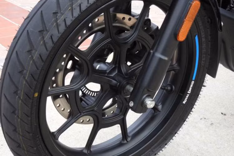 Hệ thống giảm xóc đôi sau hoàn toàn mới, sử dụng lò xo cuộn dần nhằm cải thiện độ êm ái khi vận hành; Tăng khoảng sáng gầm lên 160 mm; Tay lái thiết kế lại giúp tư thế lái thoải mái hơn. 