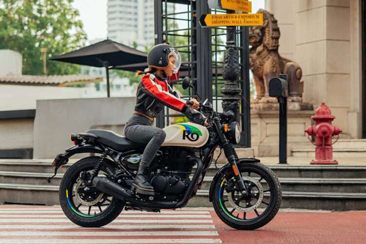 Xe sử dụng động cơ 349cc xi-lanh đơn, làm mát bằng không khí, sản sinh 20,48 mã lực và mô-men xoắn 27Nm, kết hợp hộp số 5 cấp. Động cơ này được chia sẻ với các mẫu Bullet 350, Meteor 350 và Classic 350.