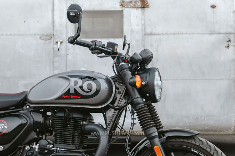 Bình xăng trên xe được thiết kế lõm xuống hai bên để tạo sự thoải mái cho người điều khiển khi kẹp hai chân vào bình xăng. Trên Hunter 350 sử dụng nhiều chi tiết bằng nhựa như chắn bùn, tay nắm sau để giảm trọng lượng.