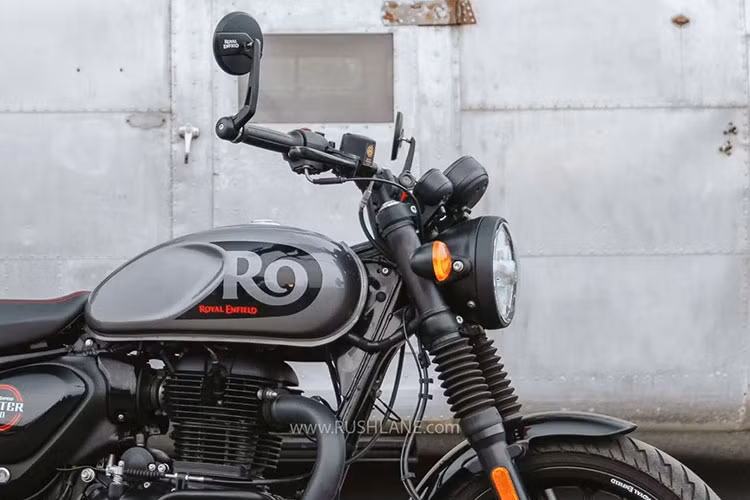 Bình xăng trên xe được thiết kế lõm xuống hai bên để tạo sự thoải mái cho người điều khiển khi kẹp hai chân vào bình xăng. Trên Hunter 350 sử dụng nhiều chi tiết bằng nhựa như chắn bùn, tay nắm sau để giảm trọng lượng.