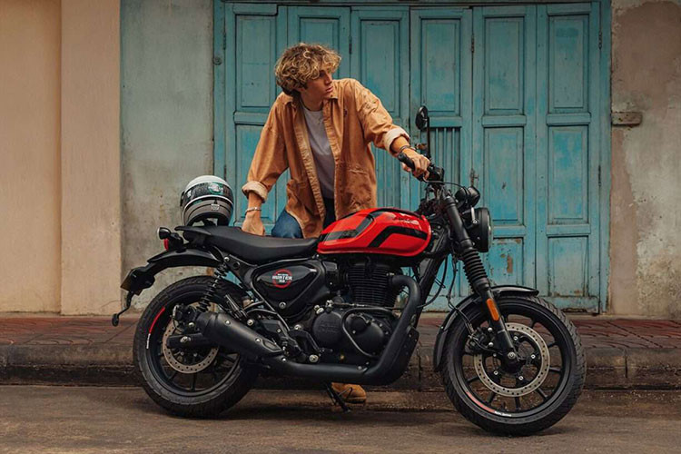 Royal Enfield Hunter 350 có chiều dài cơ sở 1.370mm, ngắn hơn so với hai “người anh em” Classic 350 và Meteor 350. Chiều cao yên của xe là 800mm và trọng lượng 181kg nhẹ nhất trong dải sản phẩm của Royal Enfield, nhờ đó Hunter 350 phù hợp với nhiều khách hàng.