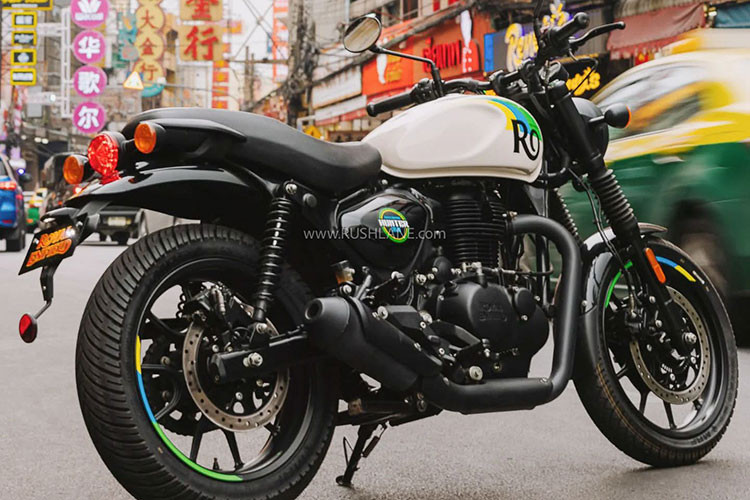 Hệ thống ống xả có thiết kế ngắn và to để duy trì trọng tâm xe. Trái ngược với đèn pha thì đèn hậu và xi-nhan sử dụng công nghệ LED. Các trang bị đáng chú ý khác của xe như phanh ABS phía trước, bộ ly hợp chống trượt &amp; hỗ trợ, mang lại cảm giác lái nhẹ nhàng hơn (không áp dụng cho bản Retro).