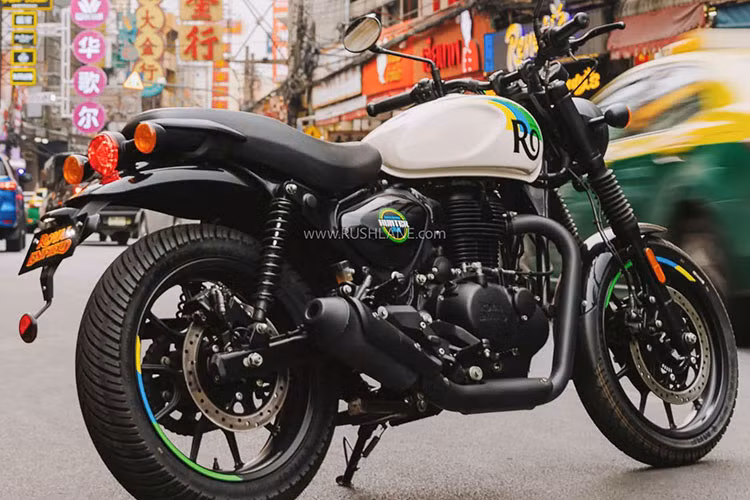 Hệ thống ống xả có thiết kế ngắn và to để duy trì trọng tâm xe. Trái ngược với đèn pha thì đèn hậu và xi-nhan sử dụng công nghệ LED. Các trang bị đáng chú ý khác của xe như phanh ABS phía trước, bộ ly hợp chống trượt &amp; hỗ trợ, mang lại cảm giác lái nhẹ nhàng hơn (không áp dụng cho bản Retro).