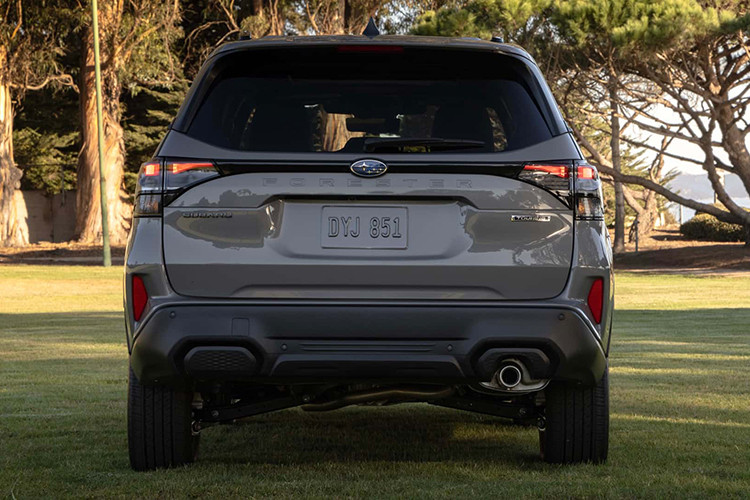 Dù không chênh lệch quá nhiều so với phiên bản tiêu chuẩn (180 mã lực), nhưng Forester Hybrid hứa hẹn mang lại mức tiết kiệm nhiên liệu ấn tượng hơn. Theo công bố của Subaru, xe có mức tiêu thụ nhiên liệu 6,7 lít/100 km trong đô thị, 6,9 lít/100 km trên cao tốc và 6,7 lít/100 km ở điều kiện kết hợp.