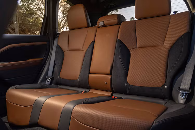 Forester Wilderness được thiết kế để tối ưu khả năng off-road với khoảng sáng gầm 9,3 inch, bộ mâm 17 inch và lốp địa hình chuyên dụng.