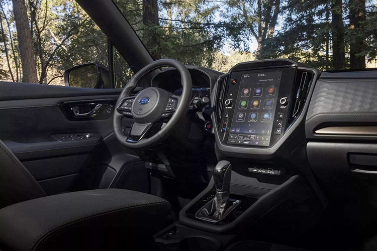 So với phiên bản không hybrid (9 lít/100 km trong đô thị, 7,1 lít/100 km trên cao tốc, 8,1 lít/100 km kết hợp), Forester Hybrid cải thiện 40% trong điều kiện đô thị và 25% trên đường trường.