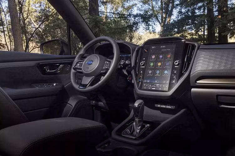 So với phiên bản không hybrid (9 lít/100 km trong đô thị, 7,1 lít/100 km trên cao tốc, 8,1 lít/100 km kết hợp), Forester Hybrid cải thiện 40% trong điều kiện đô thị và 25% trên đường trường.