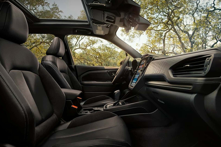 Giá xe Subaru Forester Hybrid 2025 (đã bao gồm phí vận chuyển) khởi điểm từ 36.415 USD (khoảng 920 triệu đồng). Xe được trang bị tiêu chuẩn với mâm 18 inch, màn hình giải trí 11,6 inch, cụm đồng hồ kỹ thuật số và hệ thống định vị tích hợp.