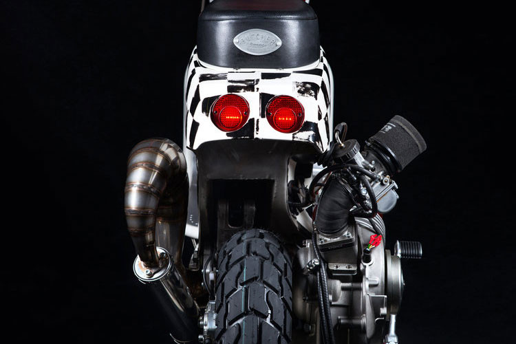 Phía trước xe Piaggio Vespa PX 150 scrambler này được Butcher bổ sung một bảng số, và bổ sung một đèn LED mạnh mẽ phía sau. Đèn hậu cũng từ danh mục SIP, các chi tiết dựng lên chiếc xe hoàn hảo đến khó tin.