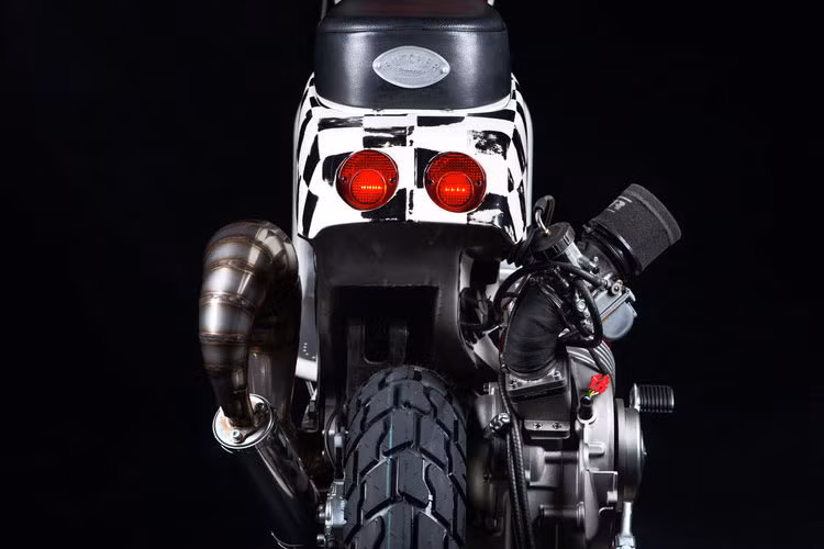 Phía trước xe Piaggio Vespa PX 150 scrambler này được Butcher bổ sung một bảng số, và bổ sung một đèn LED mạnh mẽ phía sau. Đèn hậu cũng từ danh mục SIP, các chi tiết dựng lên chiếc xe hoàn hảo đến khó tin.