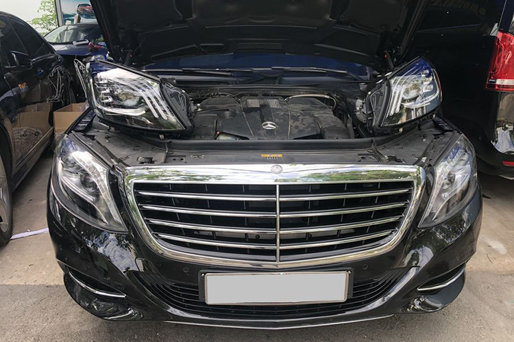 Đầu tiên, toàn bộ phần body-kit cũ nguyên bản của chiếc Mercedes-Benz S400 độ S63 AMG đều được bóc tách khỏi thân xe để thay thế bằng bộ body-kit hàng OEM trị giá khoảng 45 triệu đồng