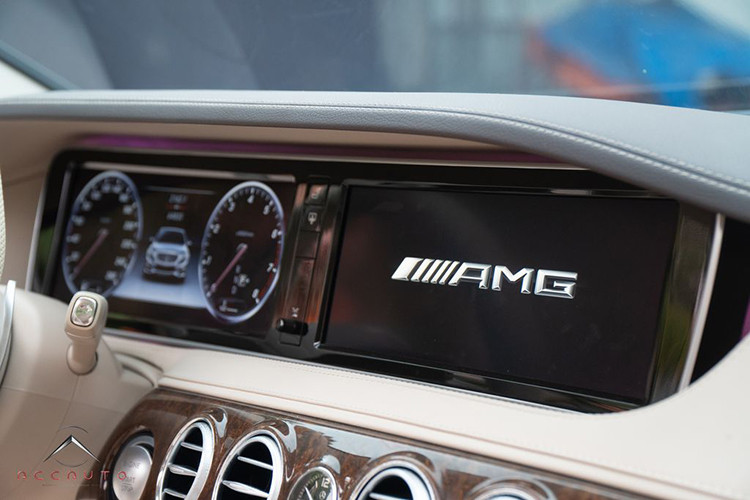 Cụm màn hình đôi trên dòng S-Class vẫn được giữ nguyên. Chi tiết thay thế cuối cùng trên mẫu S400 độ body-kit S63 AMG chính là cặp loa xoay trứ danh của Burmester dành cho thương hiệu siêu sang Mercedes-Maybach trị giá 30 triệu đồng.