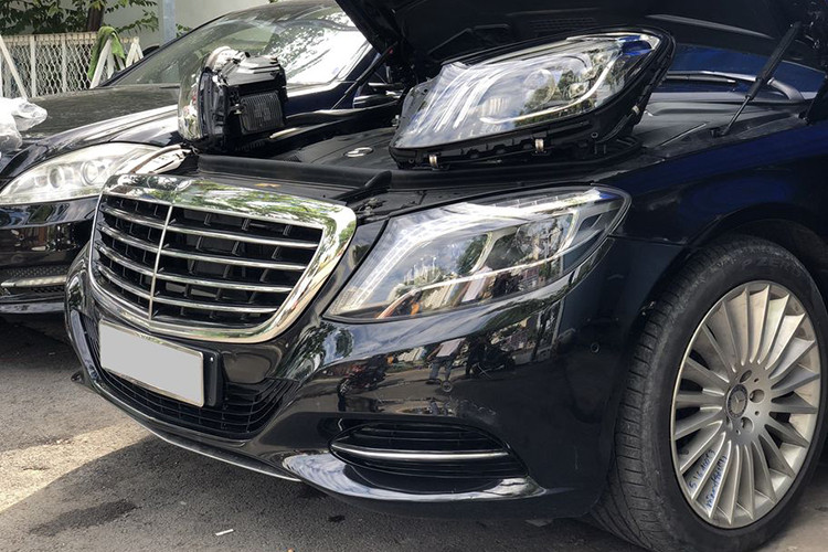 Tiếp tới, các thợ Việt bắt đầu gỡ bỏ cụm đèn chiếu sáng chính của chiếc S400 và thay thế bằng cụm đèn Multibeam chính hãng đời 2019 trị giá khoảng 120 triệu đồng/đôi. Sau khi thay cụm đèn mới này, diện mạo của chiếc S400 độ S63 AMG đã trở nên sắc nét hơn.