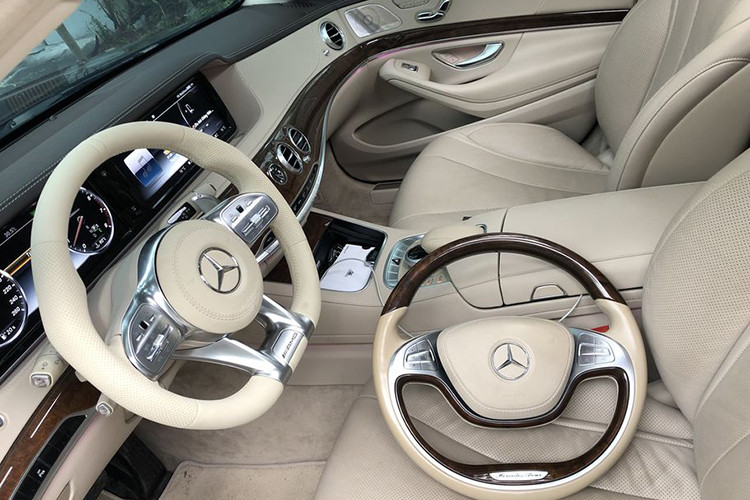 Vô-lăng cũ (bên dưới ghế) và mới của S400 độ body-kit S63 AMG.