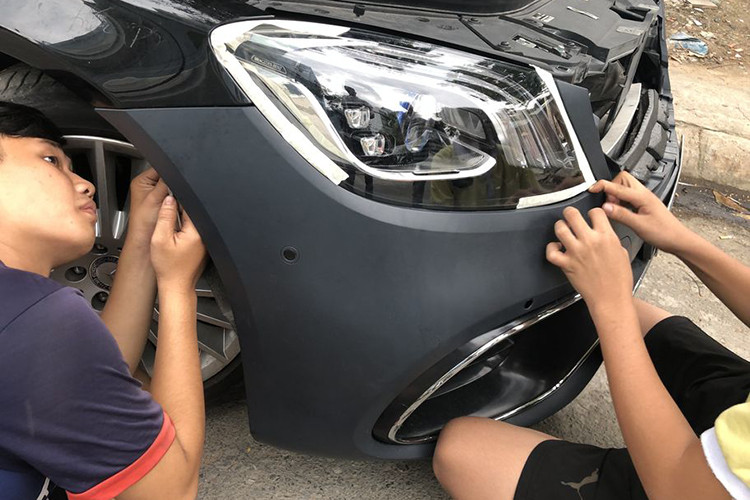 Chưa hết, phần đầu xe còn được thay thế ca-lăng hoàn toàn mới theo đúng form dáng S63 AMG với các nan chrome kép sáng bóng cùng hệ thống camera phía trước. Mặt ca lăng này có giá 12 triệu đồng, được cung cấp bởi AN - một nhà cung cấp linh kiện của Đài Loan và rất có tiếng với những gói độ cho các mẫu xe BMW tại thị trường Việt Nam.