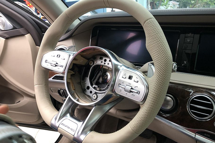 Bên trong nội thất, điều thay đổi dễ dàng nhận thấy trên chiếc S400 độ body-kit S63 AMG chính là phần vô-lăng. Theo đó, vô-lăng 2 chấu bọc da ốp gỗ nguyên bản nay đã được thay thế bằng loại 4 chấu bọc da ốp kim loại đặc trưng của dòng xe hiệu suất cao S63 AMG từ Mercedes-Benz.