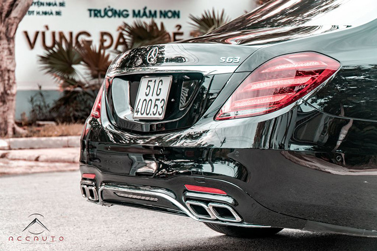 Ở phần đuôi xe, thay đổi rõ ràng nhất có thể nhận thấy là cụm đèn hậu theo phong cách mới của thế hệ hiện tại. Theo chia sẻ từ chủ xe, bộ đèn hậu này được anh mua chính hãng với giá 35 triệu đồng/đôi. Ngoài ra, trong gói body-kit của S63 AMG còn có thêm bộ ống xả AMG hàng hiệu trị giá 50 triệu đồng.