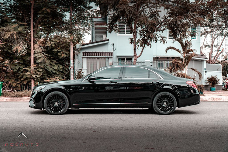 Bước sang phía thân xe, để gia tăng độ ngầu và thể thao trên chiếc S400 độ S63 AMG, chủ xe đã sơn toàn bộ mâm xe màu đen cùng với việc gắn logo AMG ở trung tâm trục bánh.