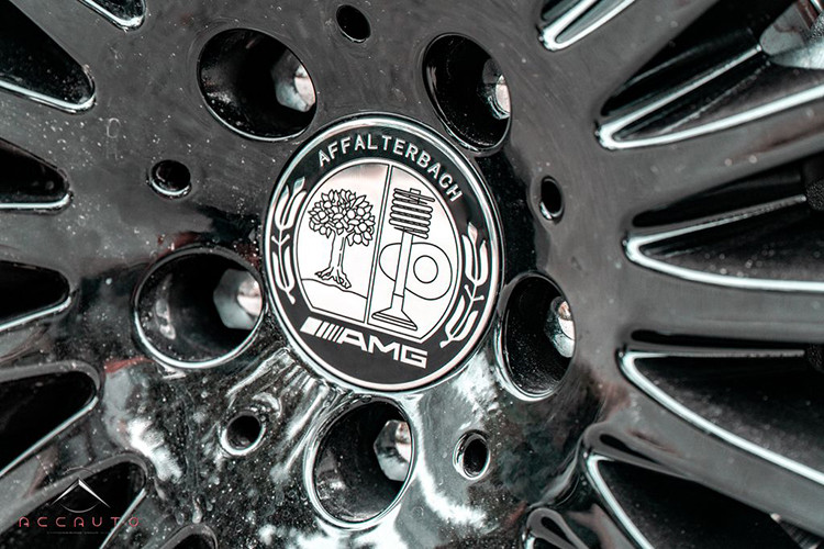 Cận cảnh logo AMG ở trục bánh xe Mercedes-Benz S400 độ.