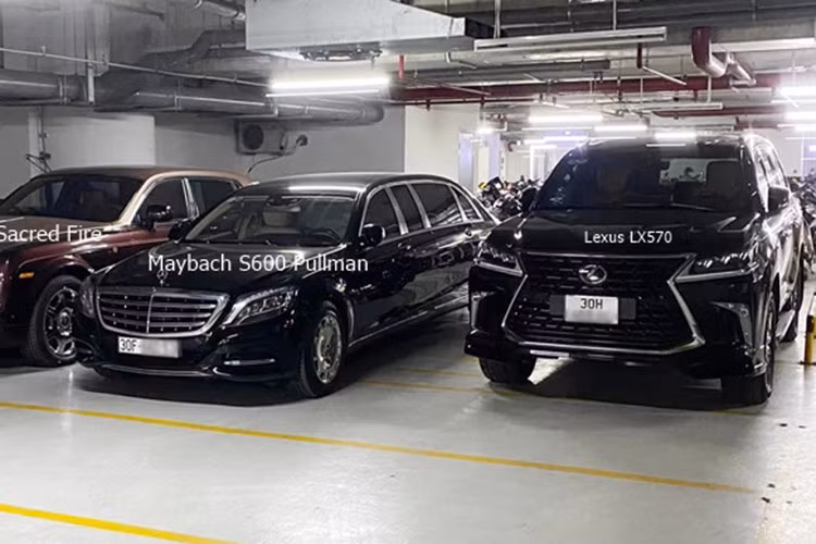 Ngoài những chiếc xe trên, trong hầm đỗ xe của FLC, còn có 2 chiếc xe SUV hạng sang đắt tiền khác là Lexus LX570 mang biển 30F và 30H. Trong đó, một xe thuộc bản tiêu chuẩn, xe còn lại là Lexus LX570 Super Sport đời 2021.