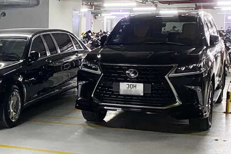 Không chỉ gây ấn tượng ở thiết kế, "chuyên cơ mặt đất" Lexus LX570 còn được trang bị động cơ V8, dung tích 5.7 lít, sản sinh ra công suất tối đa 362 mã lực và mô-men xoắn cực đại đạt ngưỡng 530 Nm tại dải tua máy 3.200 vòng/phút. 