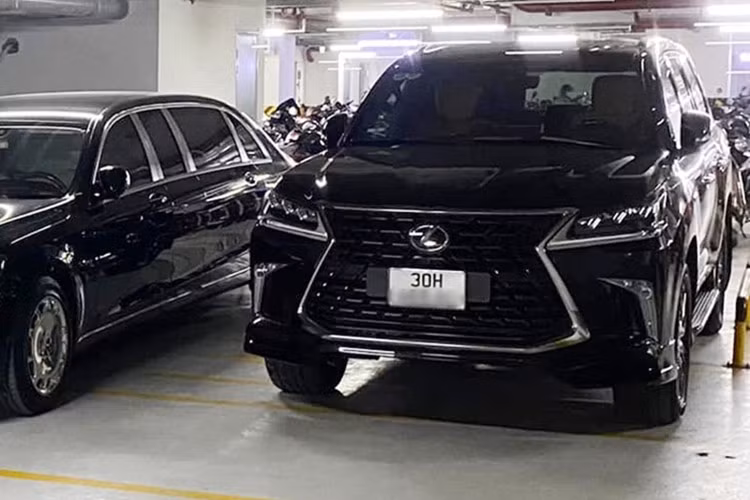 Không chỉ gây ấn tượng ở thiết kế, "chuyên cơ mặt đất" Lexus LX570 còn được trang bị động cơ V8, dung tích 5.7 lít, sản sinh ra công suất tối đa 362 mã lực và mô-men xoắn cực đại đạt ngưỡng 530 Nm tại dải tua máy 3.200 vòng/phút. 